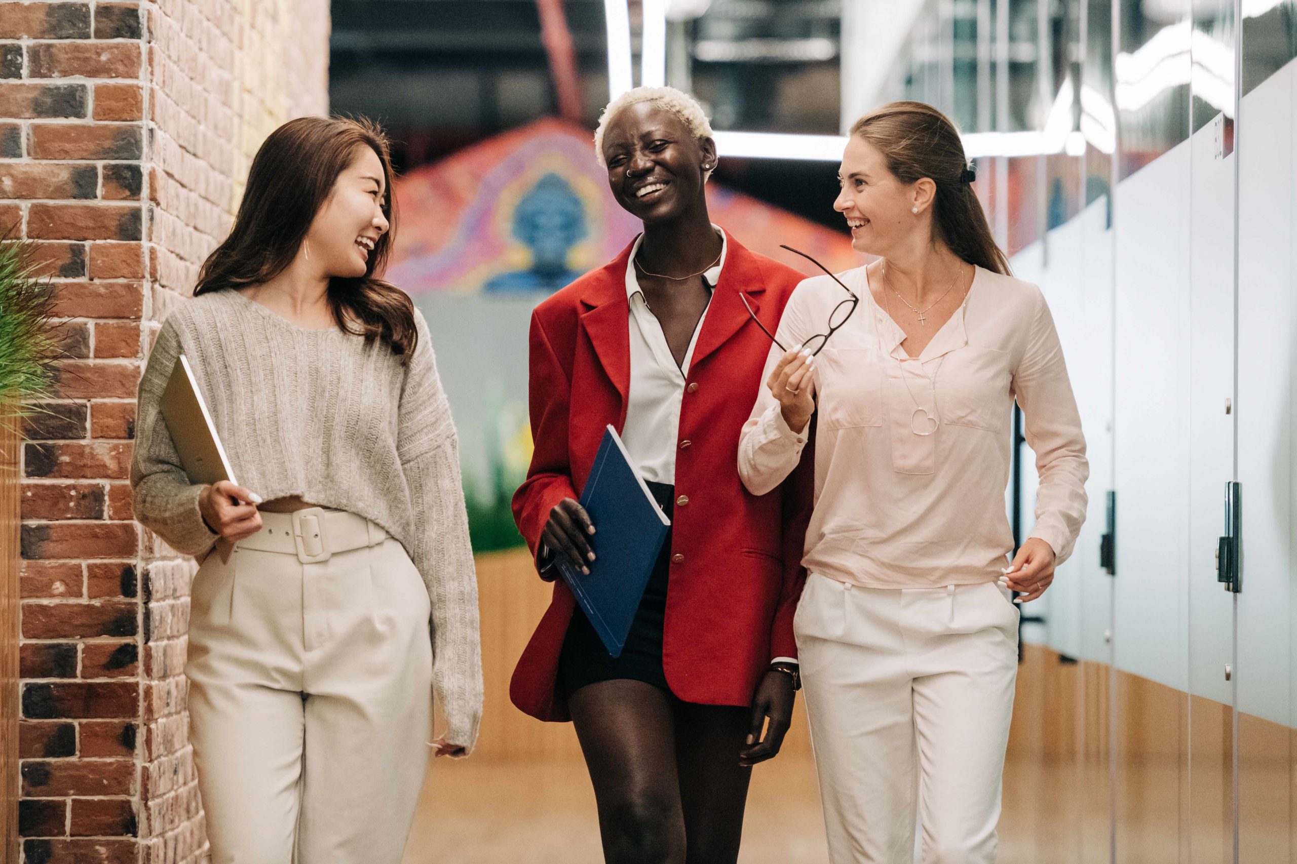 Strategie de personal branding structuree posee sur un plan de travail