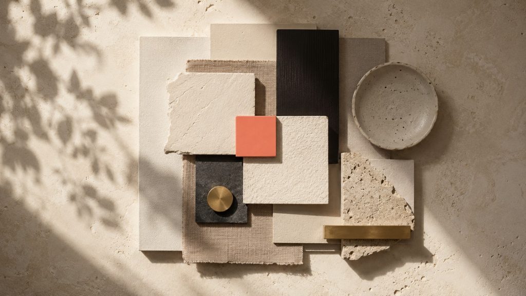 Vue de dessus d'échantillons de matières superposés, papier, pierre, céramique et laiton, avec une touche corail