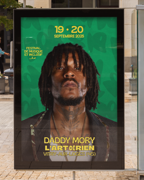 Affiche verte du festival L’Art de Rien, portrait de l’artiste Daddy Mory et dates des 19 et 20 septembre 2025, en situation sur un panneau urbain