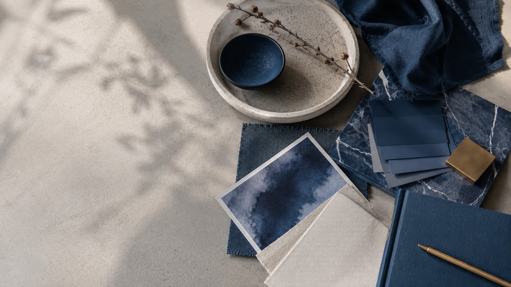 Moodboard indigo et bleu profond avec textiles, céramique et laiton, illustration d'une famille froide qui installe l'autorité
