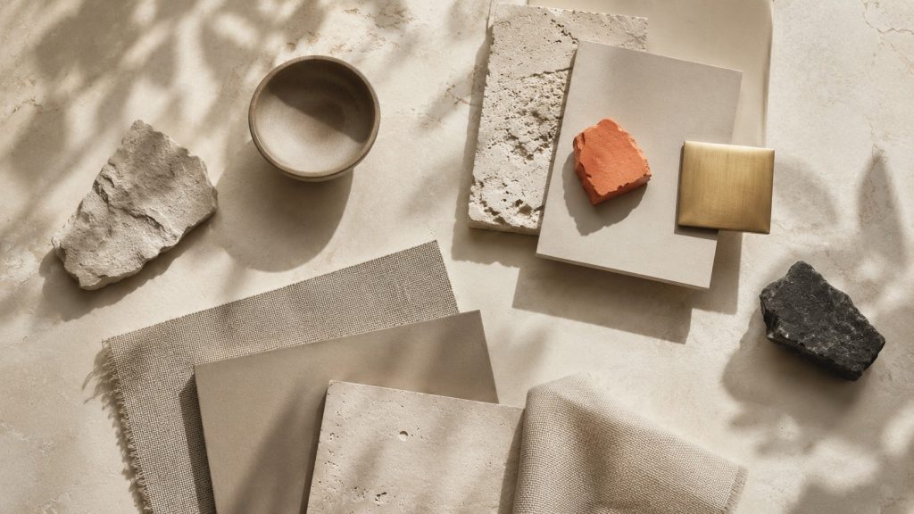 Palette de couleurs neutres en matières, échantillons beige et taupe, lin naturel, pierre claire et accent corail