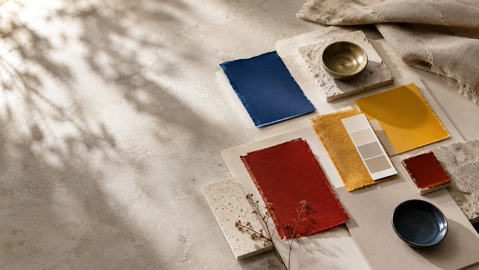 Moodboard des couleurs primaires rouge, bleu et jaune sur matières texturées, socle du cercle chromatique en identité de marque